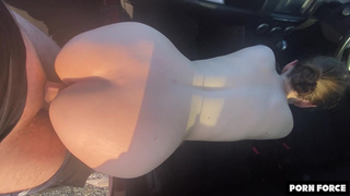 Секс в машине с молодой девушкой и большими сиськами