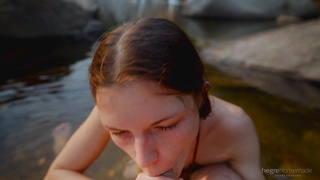 Секс на природе у водопада - страстный минет и жесткая ебля в пизду