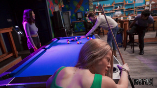 Длинноволосая барменша оттрахана в баре на глазах у публики