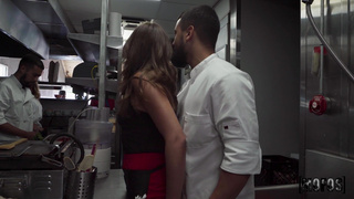 Горячее порно на кухне с красивой официанткой