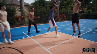 Блонда обожает экстремальный секс на улице с парнем пока друзья не видят