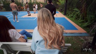 Блонда обожает экстремальный секс на улице с парнем пока друзья не видят