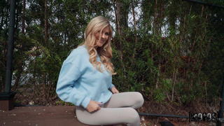 Блонда обожает экстремальный секс на улице с парнем пока друзья не видят