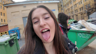 Смотреть онлайн: скандальное видео Кринжухи с вонючим бомжом