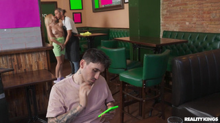 Блондинка изменяет парню с официантом пока он ищет деньги