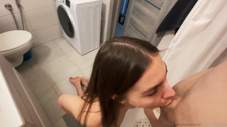 Секс в ванной с моментальным мытьем