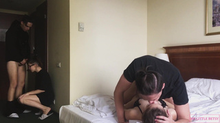 Секс на кухне и гости застали врасплох