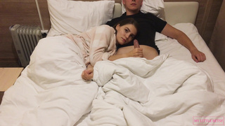 Страстный минет от сестры во время кино