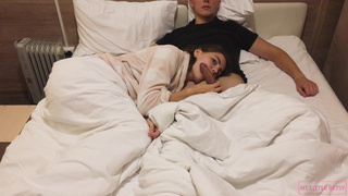 Страстный минет от сестры во время кино