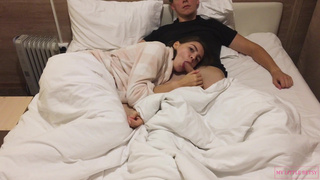 Страстный минет от сестры во время кино