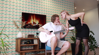 Гитаристка кончает от жесткого траха – смотреть секс видео бесплатно