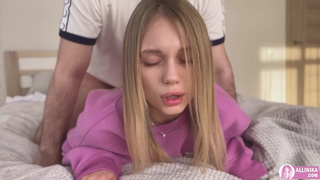 Секс с 18-летней студенткой в постели