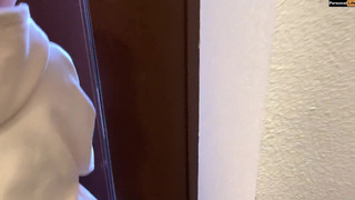 Секс видео онлайн: развратная девушка сосет у входа