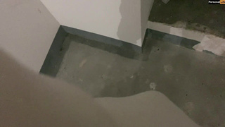 Секс видео онлайн: развратная девушка сосет у входа