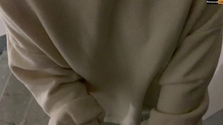 Секс видео онлайн: развратная девушка сосет у входа