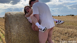Страстный секс на сеновале: CatsHouse в горячем порно видео