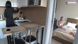 Муж трахает молодую соседку пока жена в телефоне