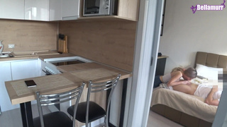 Муж трахает молодую соседку пока жена в телефоне