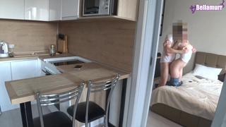 Муж трахает молодую соседку пока жена в телефоне