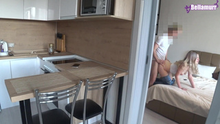 Муж трахает молодую соседку пока жена в телефоне