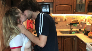 Реальное секс видео с мокрой футболкой