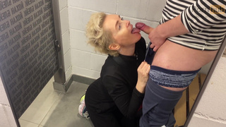 Минет от страстной милфы в раздевалке ТЦ