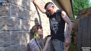 Секс с соседом по даче пока никто не видит