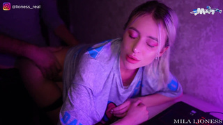 Игру в КС няшке пришлось прервать ради минета злому отчиму