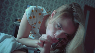 Секс видео: сестра сосет брату пока мама не видит