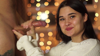 Горячее порно видео – новогодний оральный секс с развратной красоткой