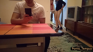 Муж в телефоне, а член любовника во рту жены – страстный секс видео смотреть онлайн