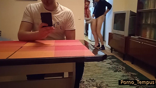 Муж в телефоне, а член любовника во рту жены – страстный секс видео смотреть онлайн