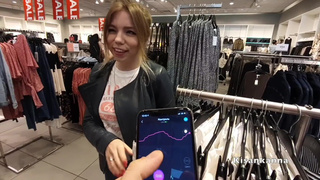 Страстный минет в примерочной магазина