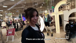 Страстный минет в примерочной магазина