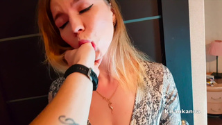 Девчонка давится огромным членом в страстном минете