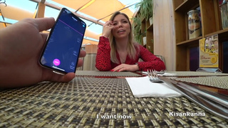 Невероятный оргазм в публичном месте