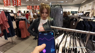 Кисанканна с вибратором в ТЦ – скрытая съемка в примерочной