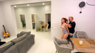 Секс со сводной сестрой жены в домашней обстановке