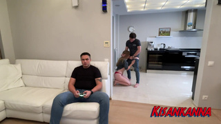 Муж играет в приставку пока жена изменяет с другом – Секс видео онлайн