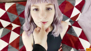 Фиолетовая бунтарка Лина Мур кончает трижды в горячем секс-видео