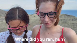 Секс на траве: горячее видео с юными нимфами