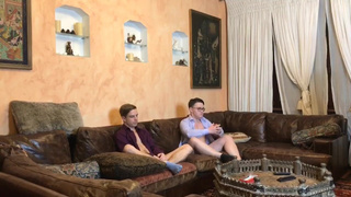 Двойное проникновение для юной девушки в школьном секс-видео