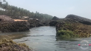 Девушка наслаждается собой при людях