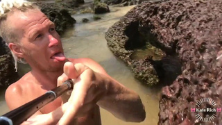 Девушка наслаждается собой при людях