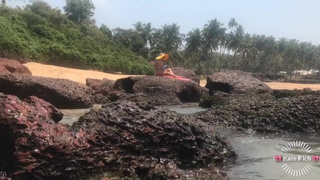 Девушка наслаждается собой при людях