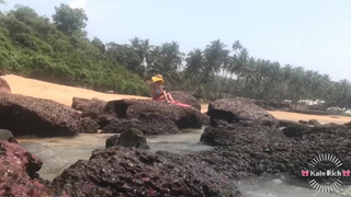 Девушка наслаждается собой при людях