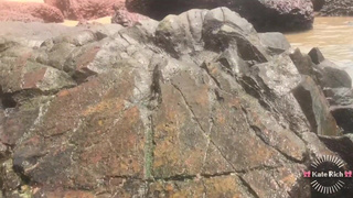 Девушка наслаждается собой при людях