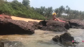 Девушка наслаждается собой при людях