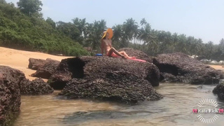 Девушка наслаждается собой при людях