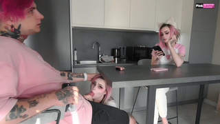 Секс под столом с любовницей пока жена рядом – рискованная измена